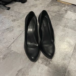 Michel kors black pumps 6.5